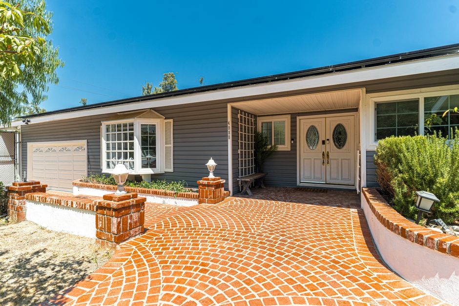 The beautiful exterior of an upscale suburban home on a sunny day, featuring a well-manicured lawn and great curb appeal, representing a desirable Northshore property.