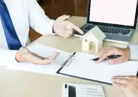 Real-estate-agent-to-present-the-property--house--to-customer--1766998542016.webp